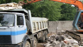Вывоз строительного мусора с участка в Назарово недорого от 1562 руб. | 2Землекопа-Нрв